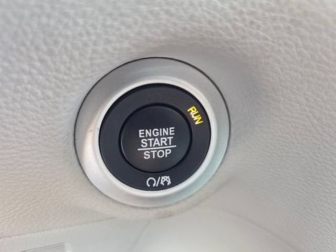 Used 2023 Chrysler Pacifica Touring-L AWD/4WD image 30