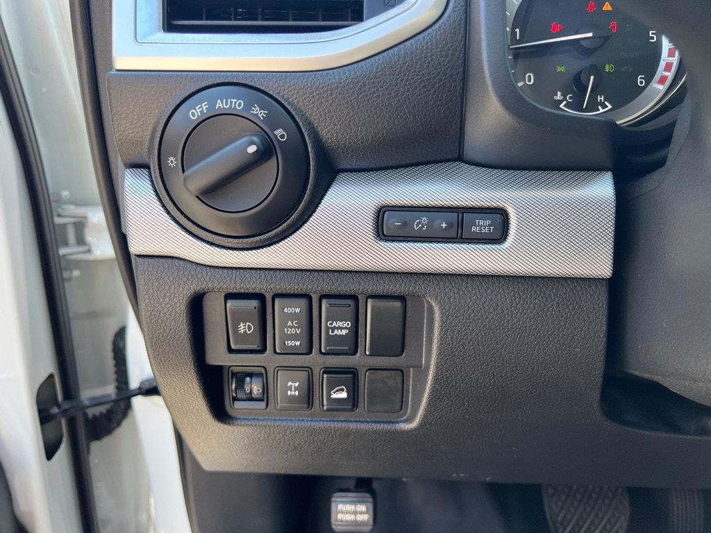Used 2018 Nissan Titan PRO-4X w/ Pro-4x Convenience Package AWD/4WD image 32