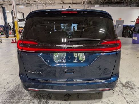 Used 2025 Chrysler Pacifica Select FWD image 5