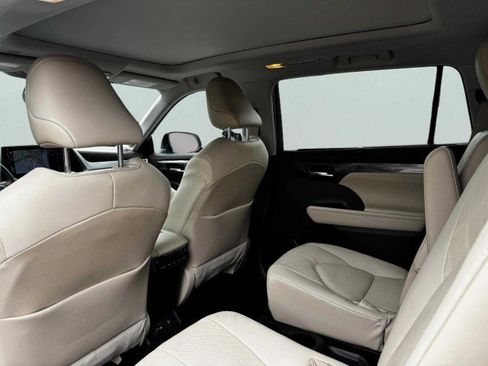Used 2021 Toyota Highlander Platinum image 42