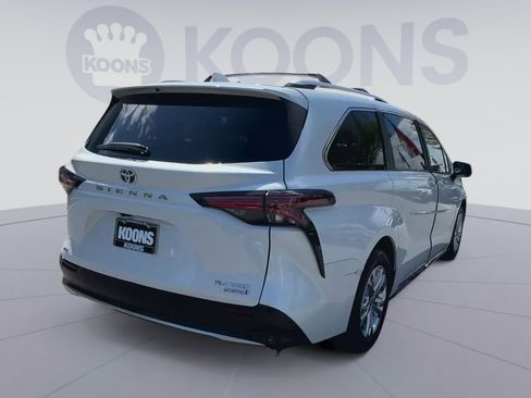 Used 2024 Toyota Sienna Platinum image 11