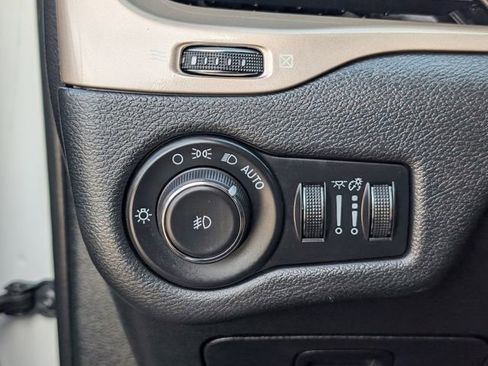Used 2017 Jeep Cherokee Latitude w/ Cold Weather Group AWD/4WD image 21