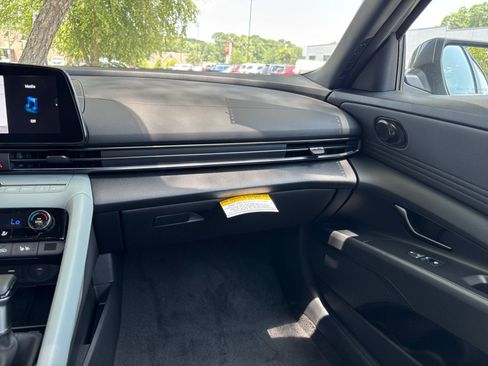 Certified 2025 Hyundai Elantra Limited FWD image 28