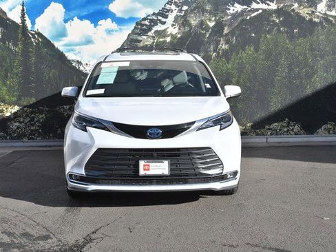 Certified 2025 Toyota Sienna Platinum image 5