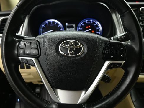 Used 2018 Toyota Highlander XLE AWD/4WD image 11
