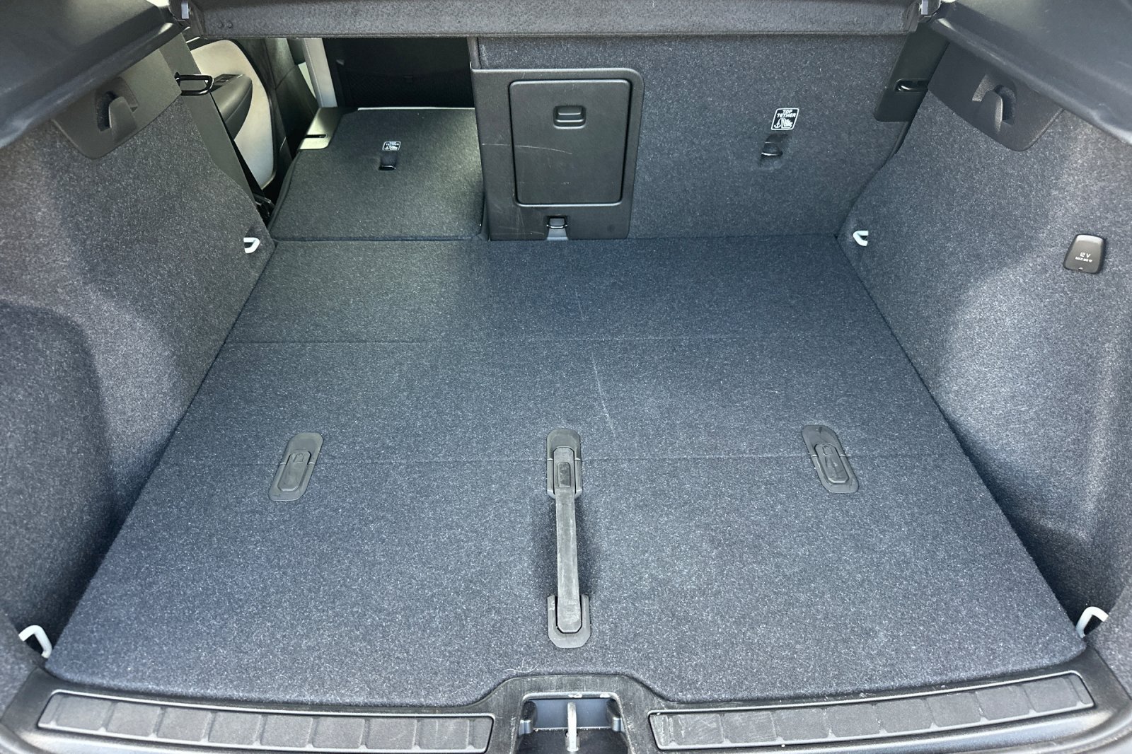 Certified 2025 Volvo XC40 B5 Plus AWD/4WD image 17