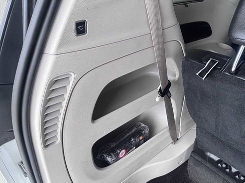 Used 2022 Chrysler Pacifica Touring-L FWD image 11