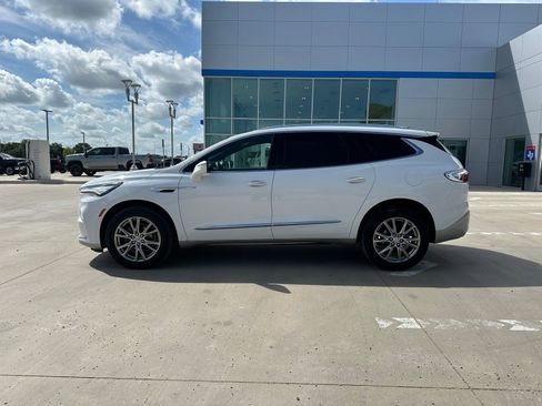 Used 2023 Buick Enclave Essence w/ Experience Buick Package FWD image 2