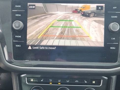 Used 2021 Volkswagen Tiguan SE w/ Panoramic Sunroof Package image 3