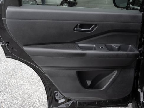 Used 2024 Nissan Pathfinder S image 17