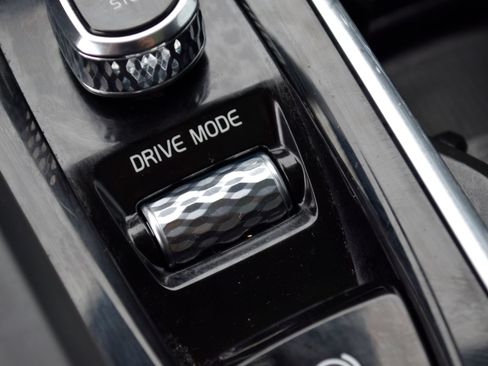 Used 2021 Volvo XC60 T5 Momentum w/ Premium Package FWD image 12