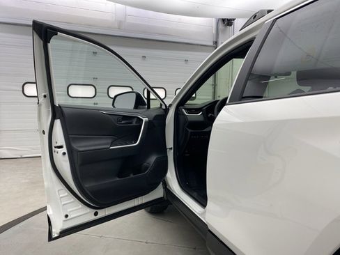 Used 2021 Toyota RAV4 SE w/ Weather & Moonroof Package image 9