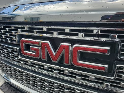 Used 2018 GMC Sierra 2500 Denali w/ Duramax Plus Package AWD/4WD image 8