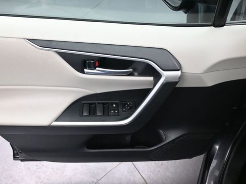 Used 2020 Toyota RAV4 XLE image 21