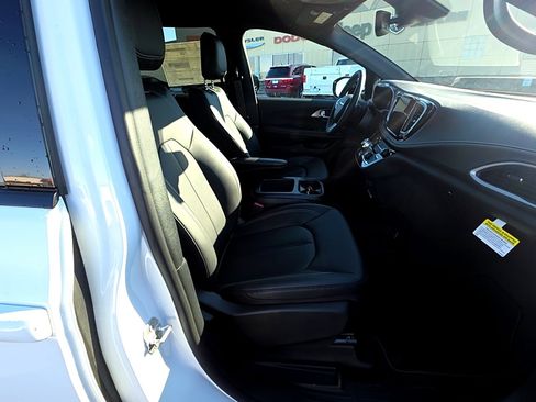 New 2026 Chrysler Pacifica Select image 17