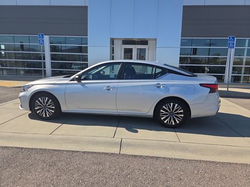 Used 2024 Nissan Altima 2.5 SV FWD image 2