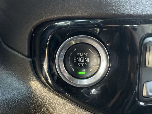 Used 2025 GMC Sierra 2500 SLT w/ SLT Convenience Package image 17