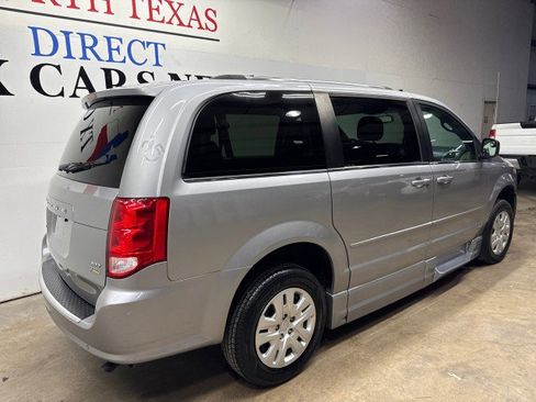 Used 2017 Dodge Grand Caravan SXT w/ Rear Park Assist Package FWD image 6