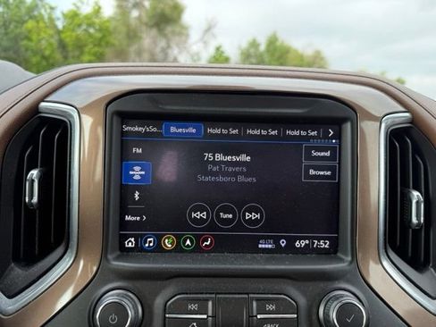 Used 2019 Chevrolet Silverado 1500 High Country w/ Technology Package AWD/4WD image 13