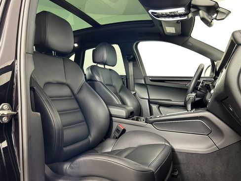 Certified 2025 Porsche Macan AWD/4WD image 22