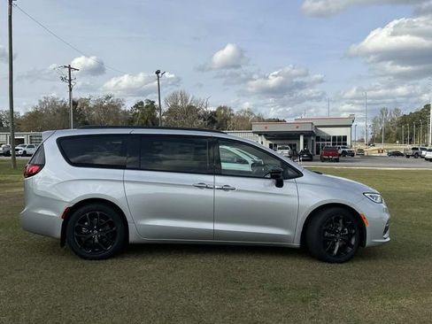 New 2026 Chrysler Pacifica Limited w/ S Appearance Package FWD image 5