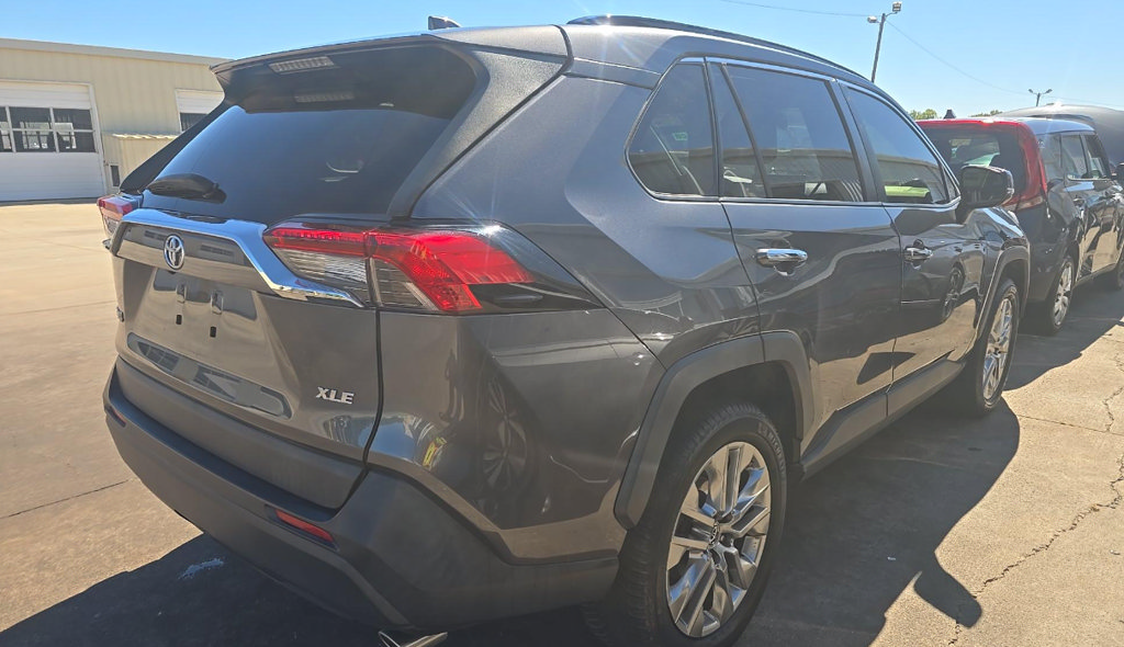 Used 2019 Toyota RAV4 XLE Premium FWD image 4