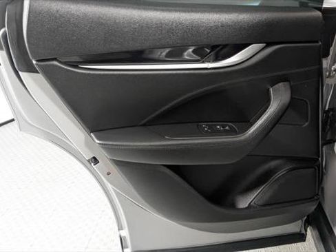 Used 2018 Maserati Levante image 17