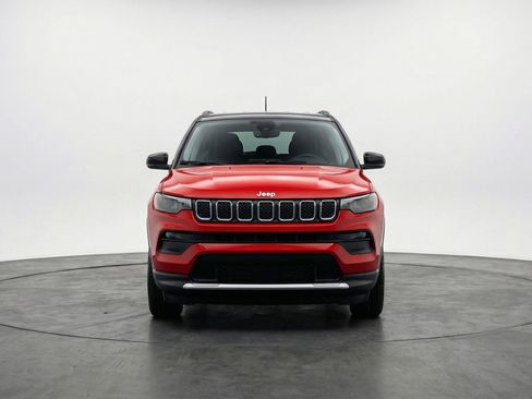 Used 2025 Jeep Compass Limited AWD/4WD image 2