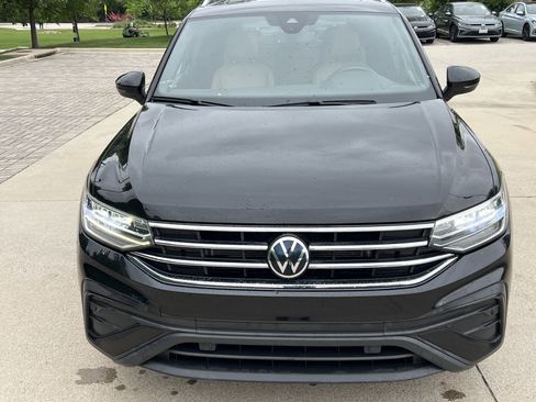 Certified 2024 Volkswagen Tiguan SE w/ Panoramic Sunroof Package FWD image 3