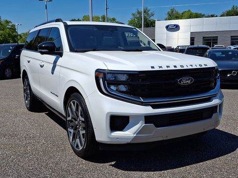 Certified 2025 Ford Expedition Platinum w/ Platinum Ultimate Package AWD/4WD image 2
