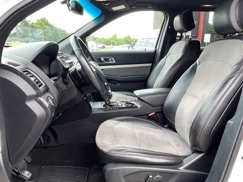 Used 2017 Ford Explorer XLT w/ Equipment Group 202A FWD image 14