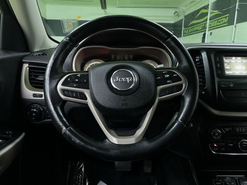 Used 2017 Jeep Cherokee Latitude w/ Comfort & Sound Group AWD/4WD image 19