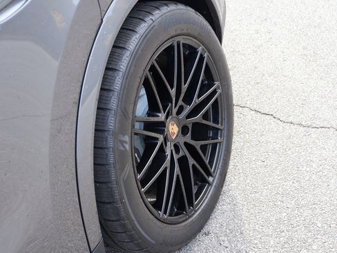 Used 2025 Porsche Cayenne Coupe image 38