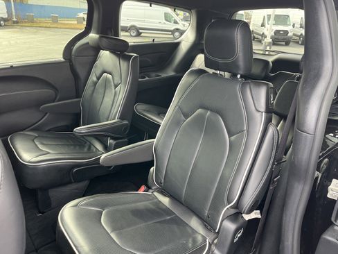 Used 2025 Chrysler Pacifica Limited image 16