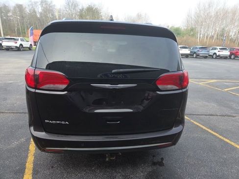 Used 2018 Chrysler Pacifica Touring-L Plus w/ Tire & Wheel Group image 7