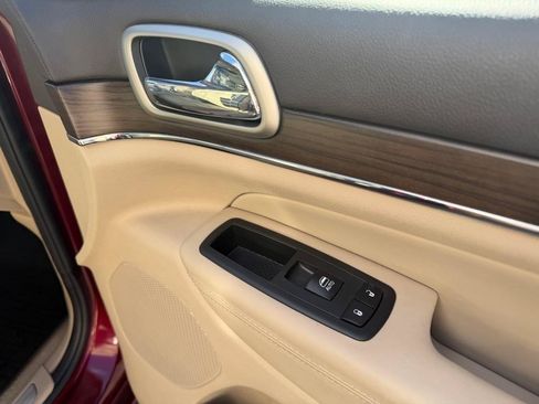 Used 2017 Jeep Grand Cherokee Overland RWD image 23