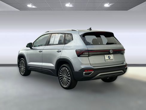Used 2025 Volkswagen Taos SE image 3
