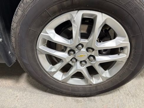 Used 2021 Chevrolet Traverse LT FWD image 40