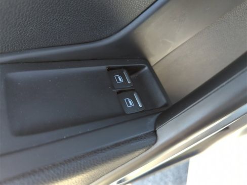 Used 2019 Volkswagen Beetle 2.0T SE image 30