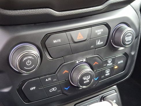 Used 2023 Jeep Renegade Latitude image 16