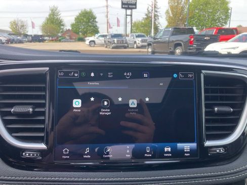 Used 2023 Chrysler Pacifica Limited FWD image 29
