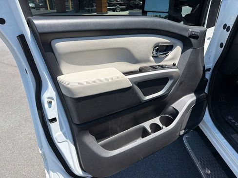 Used 2020 Nissan Titan SL w/ Moonroof Package AWD/4WD image 8