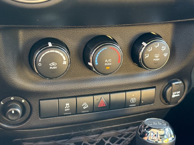 Used 2016 Jeep Wrangler Unlimited Sahara w/ Connectivity Group AWD/4WD image 27