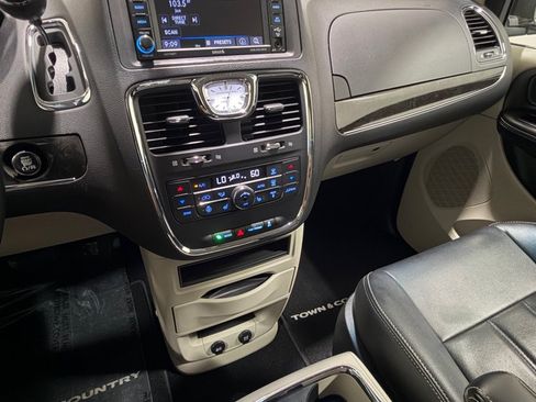 Used 2015 Chrysler Town & Country Touring w/ Driver Convenience Group FWD image 15