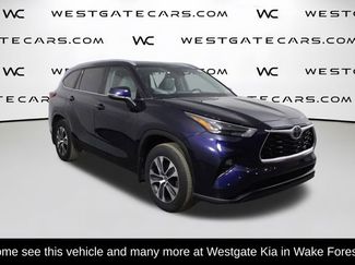 Used 2023 Toyota Highlander XLE video 2