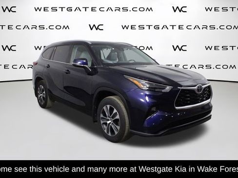 Used 2023 Toyota Highlander XLE image 2