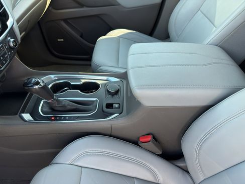 Used 2020 Chevrolet Traverse LT w/ LT Premium Package image 14