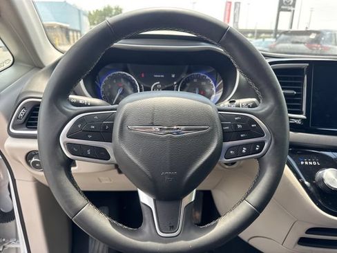 Used 2024 Chrysler Pacifica Touring-L FWD image 19