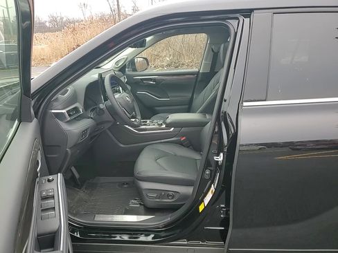 New 2025 Toyota Highlander Platinum image 11