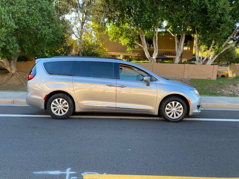 Used 2017 Chrysler Pacifica Touring-L image 9
